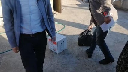 Ramazan ayında toplanan yardımları ulaştırmak için ev ev dolaşıyor