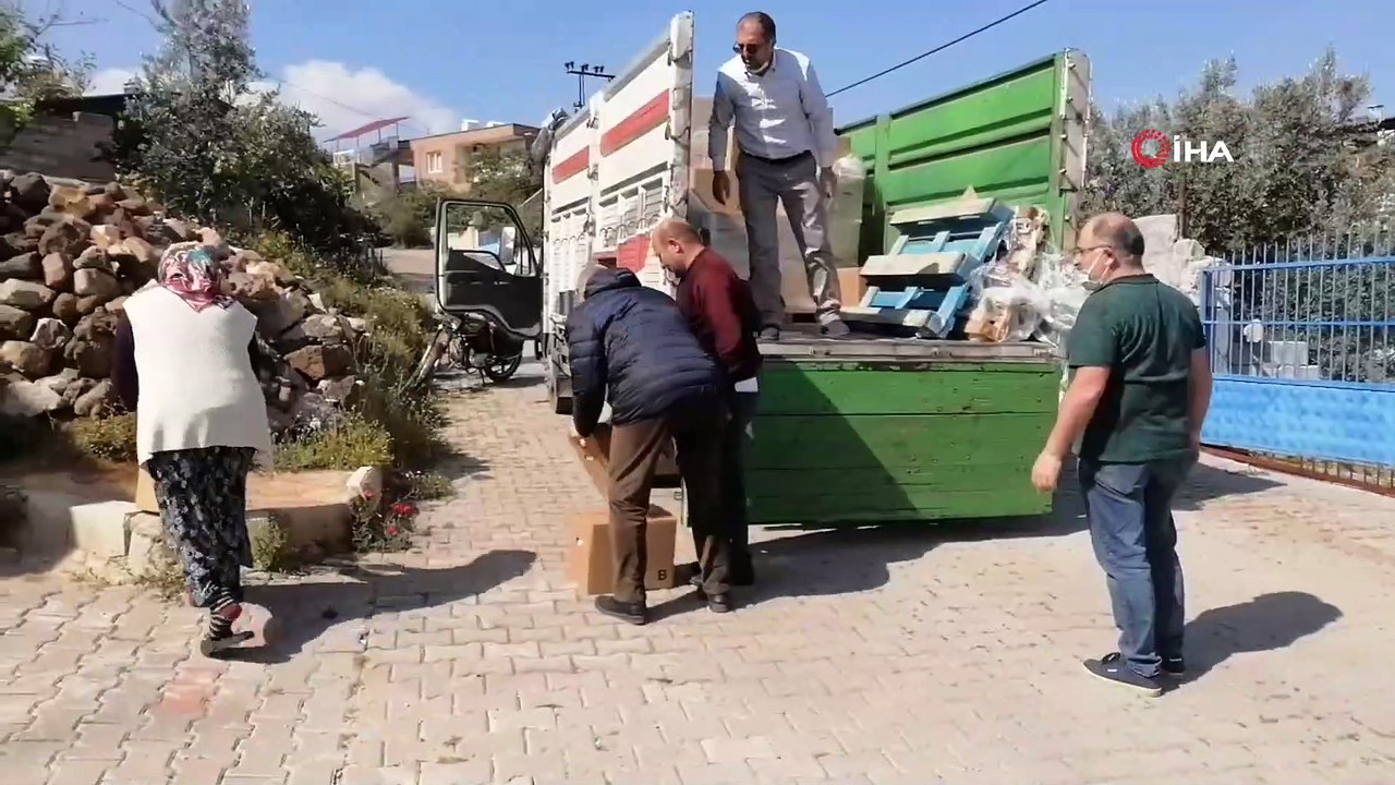 Ramazan ayında toplanan yardımları ulaştırmak için ev ev dolaşıyor