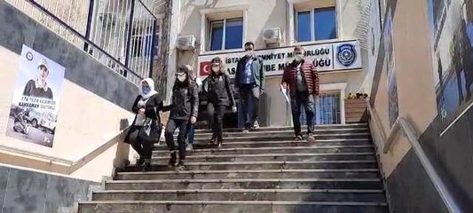 Скачать видео: Alışveriş merkezinde yankesicilik şoku: Kadın hırsızlar 16 bin lirayı böyle çaldı