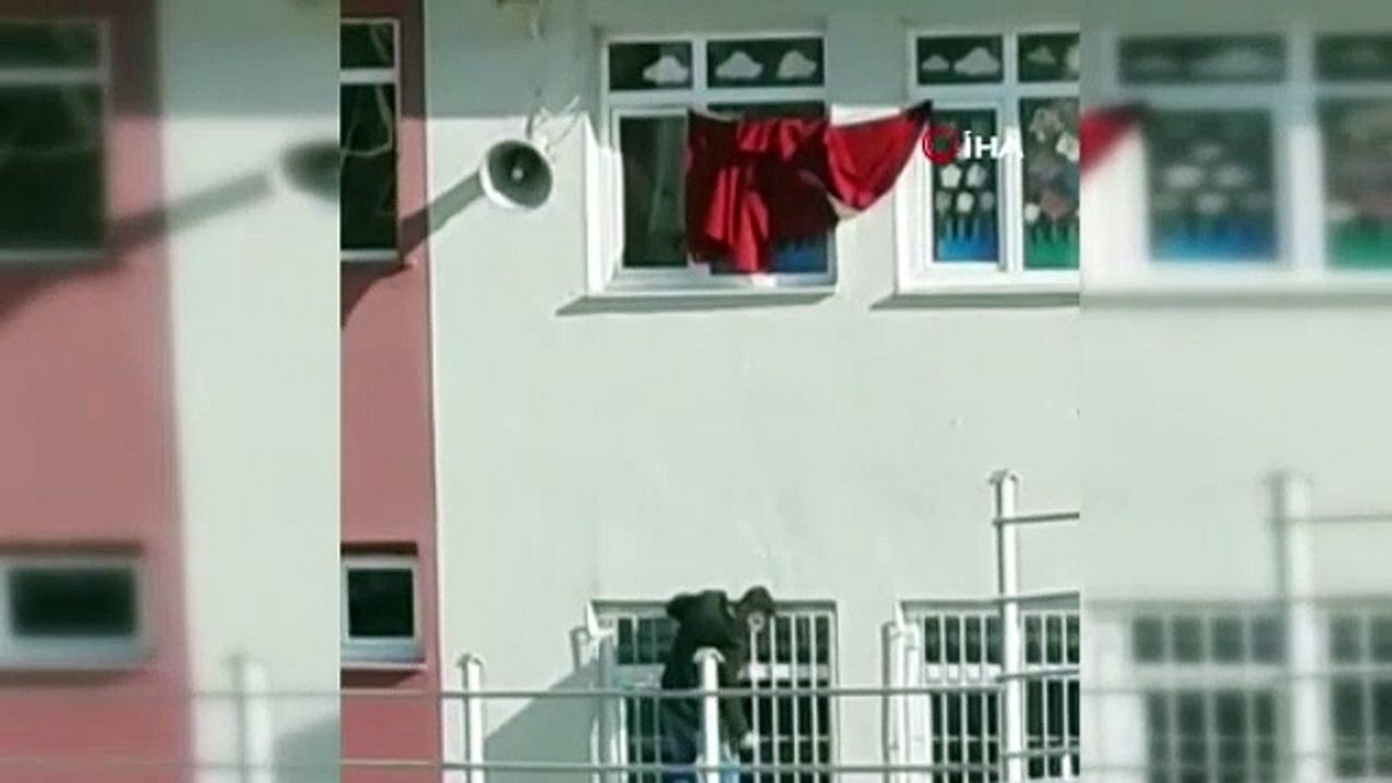Katlanan bayrağı gören gençler canlarını tehlikeye attı
