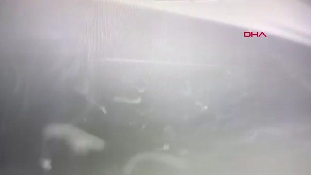 EYÜPSULTAN'DA İETT OTOBÜSÜ KAZA YAPTI; KAZA ANI KAMERADA