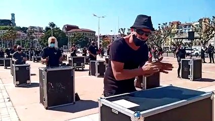 "Nous sommes tous essentiels!" sur l'air de "We will Rock You", manifestation des professionnels du spectacle le 23 avril 2021 à Cannes