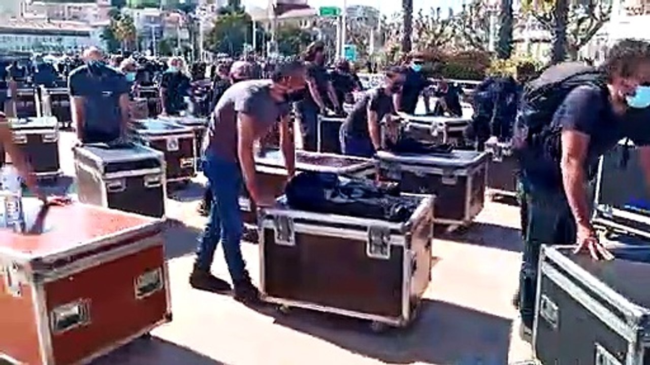 Générique de fin de la manifestation des professionnels du spectacle à Cannes le 23 avril 2021