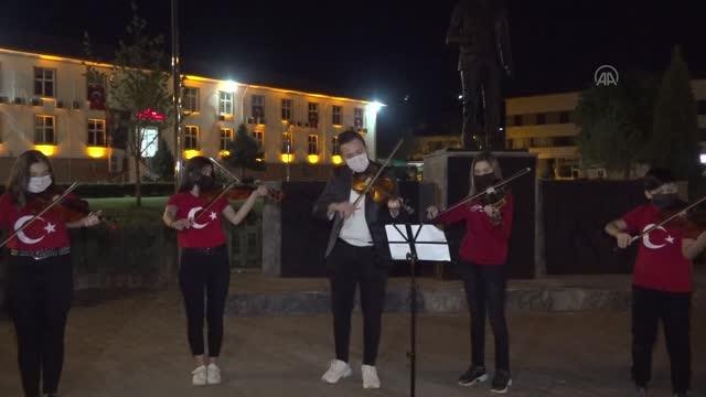 Taşova'da öğrenciler, 23 Nisan'ı İstiklal Marşı'nı kemanla çalarak kutladı