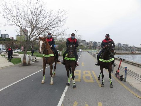 Son dakika haberleri: CADDEBOSTAN SAHİLİ'NDE ATLI BİRLİKLERDEN KORONAVİRÜS DENETİMİ