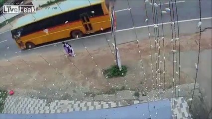 İki kamyonun arasında kaldılar ama burunları bile kanamadı