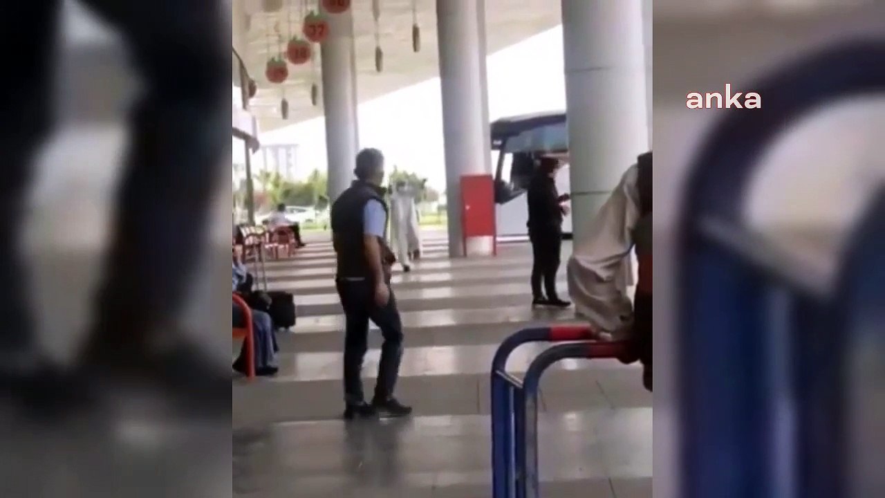 Sarıklı cübbeli kişi sigara içenlere böyle bağırdı: Benim karşımda sigara yakma