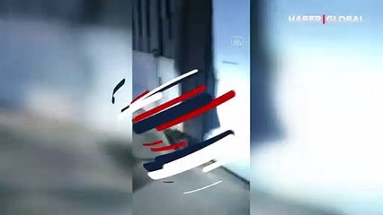 Polis koçbaşıyla kapıyı kırarken saklanacak delik aradılar