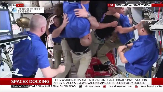Regardez ce moment, à 13h42 aujourd'hui quand Thomas Pesquet et ses 3 collègues astronautes sont entrés dans la station spatiale