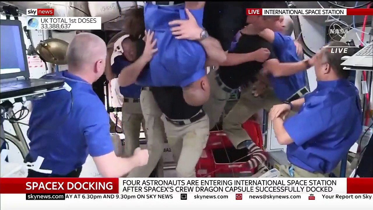 Regardez ce moment, à 13h42 aujourd'hui quand Thomas Pesquet et ses 3 collègues astronautes sont entrés dans la station spatiale