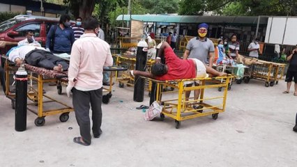 Скачать видео: Covid patients on stretchers lie outside Delhi's Hospital