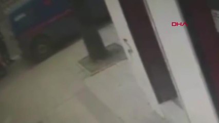 BEYOĞLU'NDA SİLAHLI SALDIRIYA UĞRAYAN KİŞİNİN TESLİM OLMA ANI GÜVENLİK KAMERASINDA