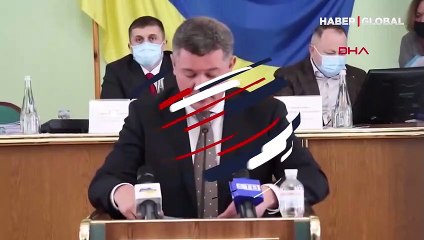 Ukrayna İl Meclisi'nde olay: 'İşgalcinin yardakçısı' yazan Rus bayrağını alıp boynuna asmaya çalıştı