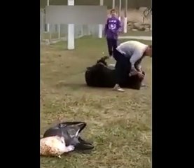 Küçük çocuk ayıyla böyle güreşti