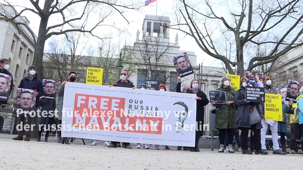 Protest für Kreml-Kritiker Nawalny in Berlin