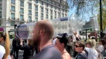 Los londinenses protestan contra un nuevo cierre con una jeringuilla inflable gigante