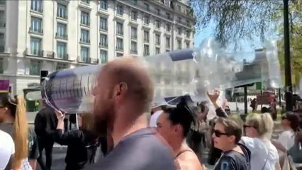 Los londinenses protestan contra un nuevo cierre con una jeringuilla inflable gigante