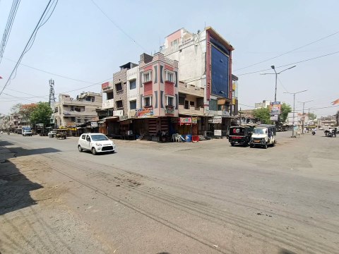 लॉकडाउन का उल्लंघन करने पर आठ दुकानें सील