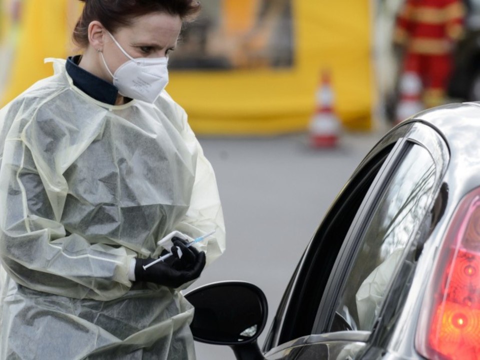 Impfstoff per Drive-In: In Hildesheim werden Bürger im Auto geimpft