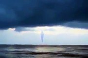 Mirage ou Tornade... un nuage mysterieux apparait dans le ciel