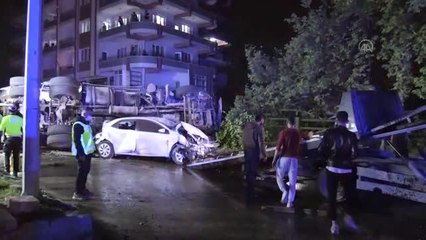 Freni boşalan ve devrilen vinç, 11 araca çarptı: 4 ölü, 4 yaralı (4)
