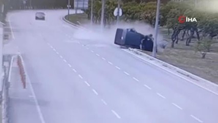 Direğe çarpıp ikiye ayrılan otomobilden çıkıp arkadaşını kontrol etti