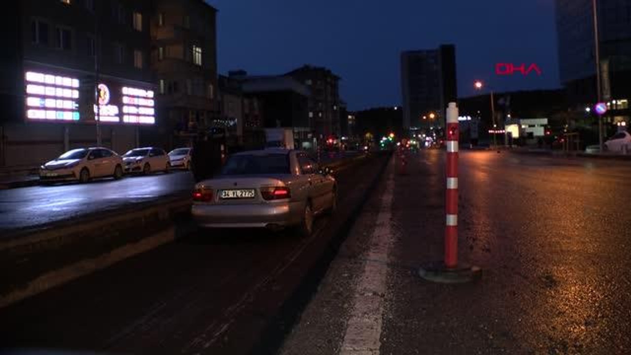İSTANBUL-ÜMRANİYE'DE HAFRİYAT KAMYONUNDAN KAÇMAK İSTEYEN OTOMOBİL ÇUKURA DÜŞTÜ