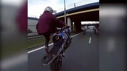 Artistlik hareketler yapan motorculardan feci kaza!