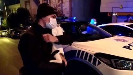 Yangın sonrası binadan çıktı, kedisine sarılarak müdahaleyi takip etti