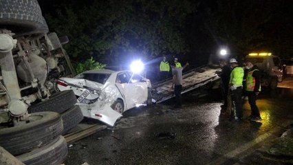 Son dakika haber... 4 kişinin can verdiği kazada hasar gören araçlar vinç ile kaldırıldı