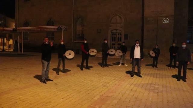 Ramazan davulcuları bir araya gelip yetkililerden, bahşiş toplamak için izin istedi