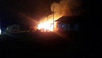 Vídeos mostram casa em chamas às margens da BR-277, em Cascavel