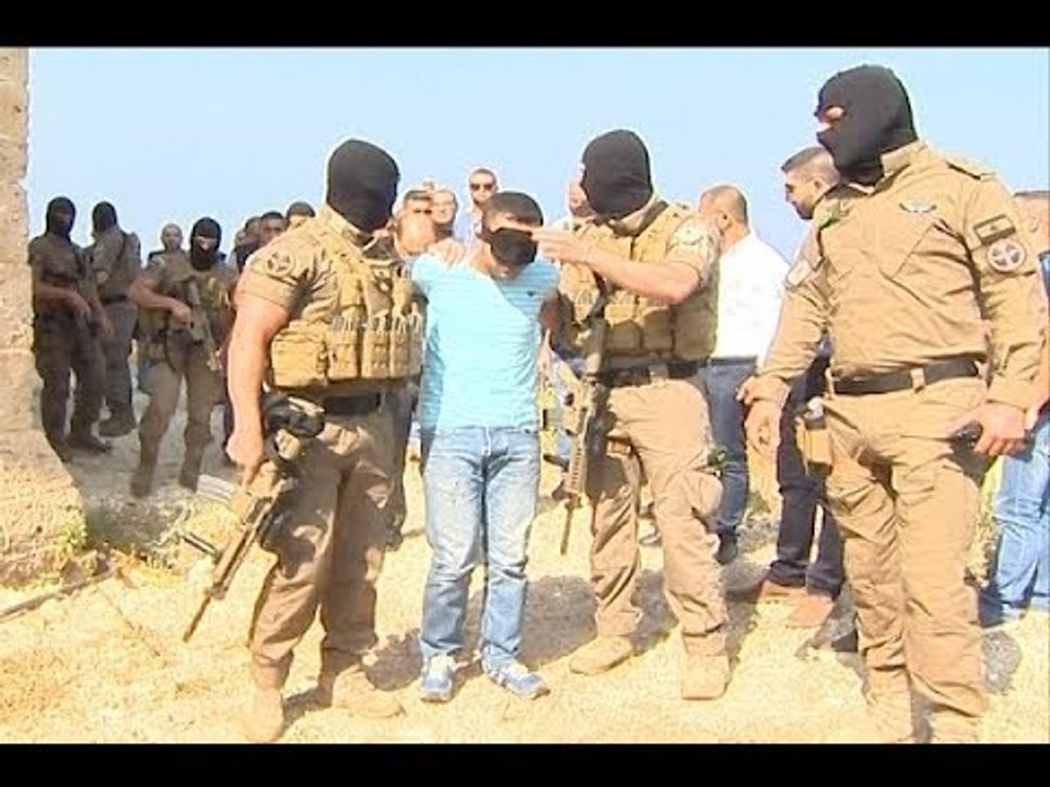 مقيّدًا وسط حراسة أمنية مشدّدة  ...   القاتل يعيد تمثيل جريمته في جبيل