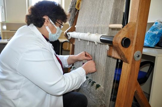 Karslı kadınlar, Japonlar'a ilmik ilmik halı dokuyor