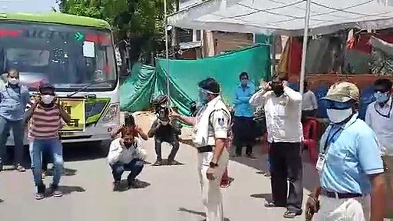क्यों नहीं सुधर रहे ये लोग: रीगल चौराहे पर बेवजह घूम रहे युवकों से करवाई उठक-बैठक, बनाया मुर्गा