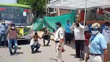 क्यों नहीं सुधर रहे ये लोग: रीगल चौराहे पर बेवजह घूम रहे युवकों से करवाई उठक-बैठक, बनाया मुर्गा