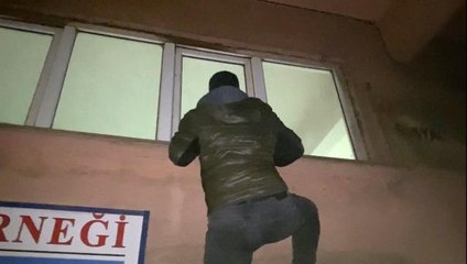 Son dakika haberleri: Polis, tırmandığı kıraathaneye böyle baskın yaptı