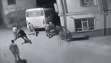 Jandarmayı görünce çil yavrusu gibi dağıldılar