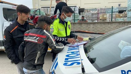 KISITLAMADA EHLİYETSİZ MOTOSİKLET SÜRÜCÜSÜNE 6 BİN TL CEZA