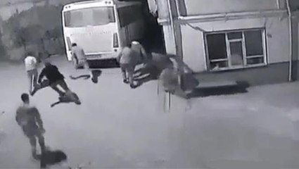 Köy meydanında muhabbet eden erkekler jandarmayı görünce böyle kaçıştı