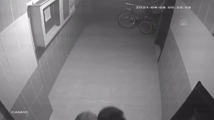 Evden kömür sobası hırsızlığı güvenlik kamerasına yansıdı