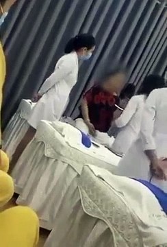 Người phụ nữ trung tuổi tức giận vì kết quả phẫu thuật thẩm mỹ không như mong muốn