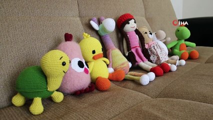 Kemoterapi de gördüğü çocukların yüzlerini ördüğü bebeklerle güldürdü