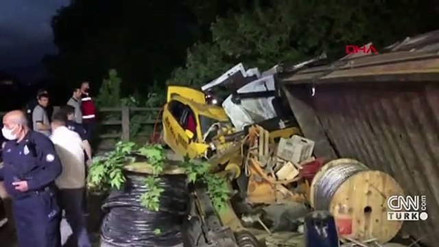 Freni boşalan vinç ortalığı savaş alanına çevirdi