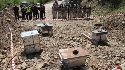 Taş ocağı karşıtları arı kovanlarıyla yolu kesti