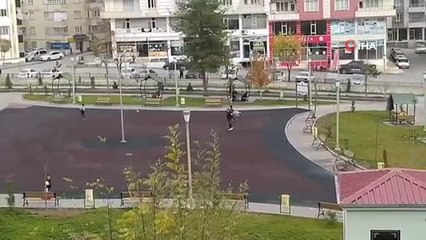 Son dakika... Kısıtlamada sokağa çıkan çocuklar, parkta köpekle oyun oynadı