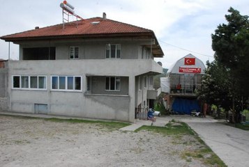 FUTBOL OKULUNA GİDEMEYEN OĞLU İÇİN GARAJIN ÜSTÜNE HALI SAHA YAPTI