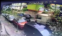 Kağıthane'de yokuşta kayan tır 4 otomobile çarptı