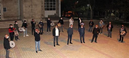 MANİ ŞOVU YAPAN DAVULCULAR, BAHŞİŞLERİN PENCEREDEN ATILMASINI İSTEDİ