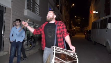 Bursa’da ramazan davulcusundan mahalleliye resital